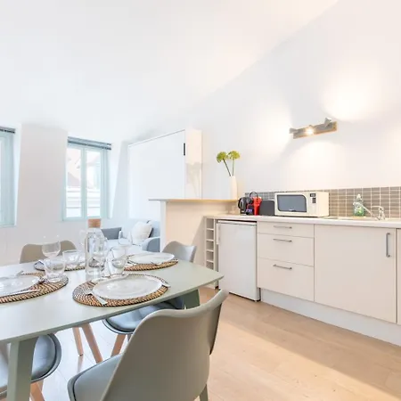 Vieux Spacieux Et Equipe *