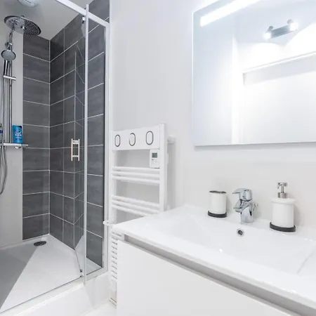 Vieux Spacieux Et Equipe