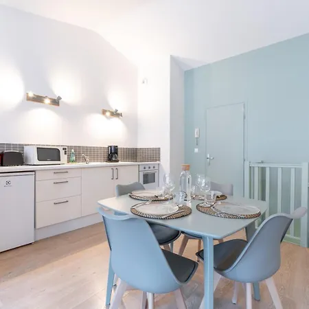 Vieux Spacieux Et Equipe Apartament *