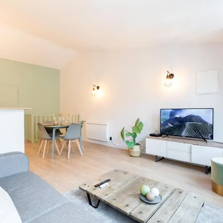 Vieux Spacieux Et Equipe Apartament