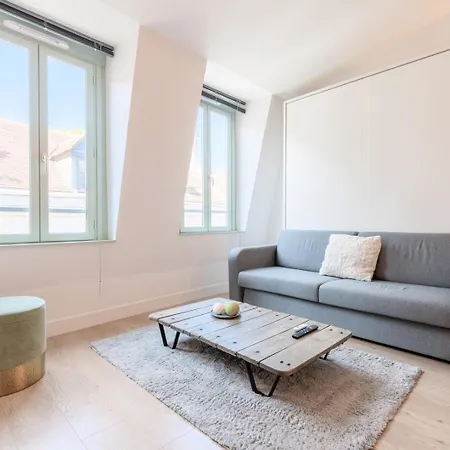 Vieux Spacieux Et Equipe